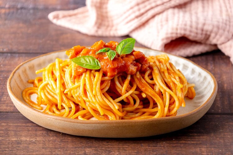 Pasta con pancetta e pomodoro