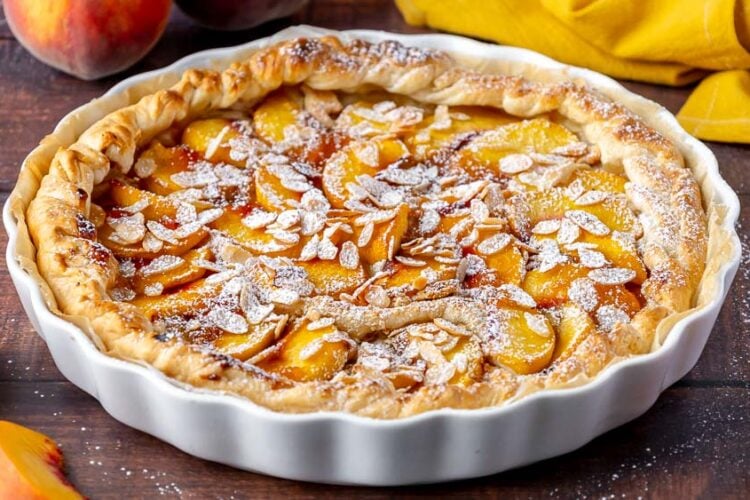 Torta di sfoglia alle pesche