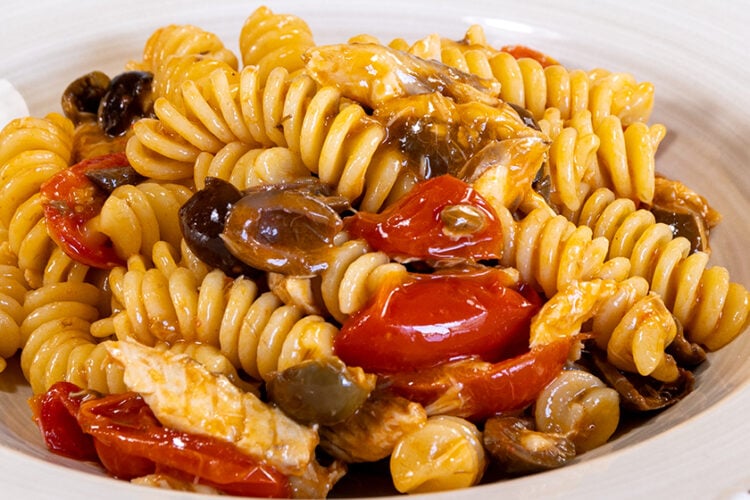pasta con sgombro olive e pomodori