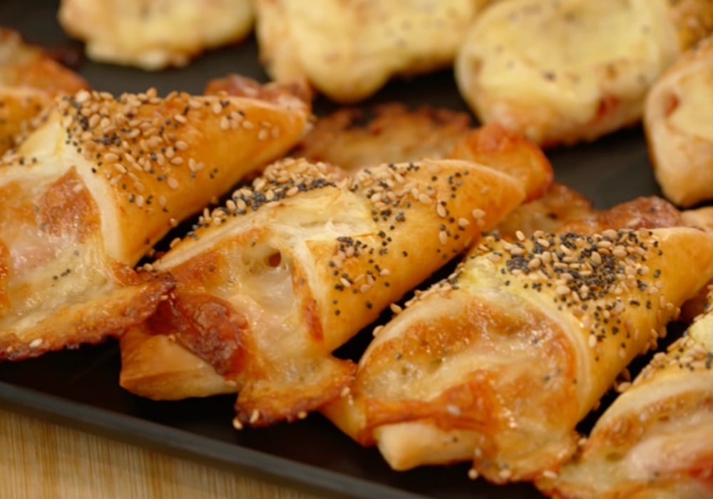 cannoli di sfoglia con salumi e formaggi