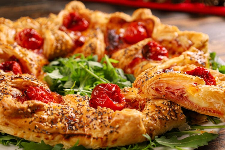 Corona di sfoglia prosciutto e pomodoro