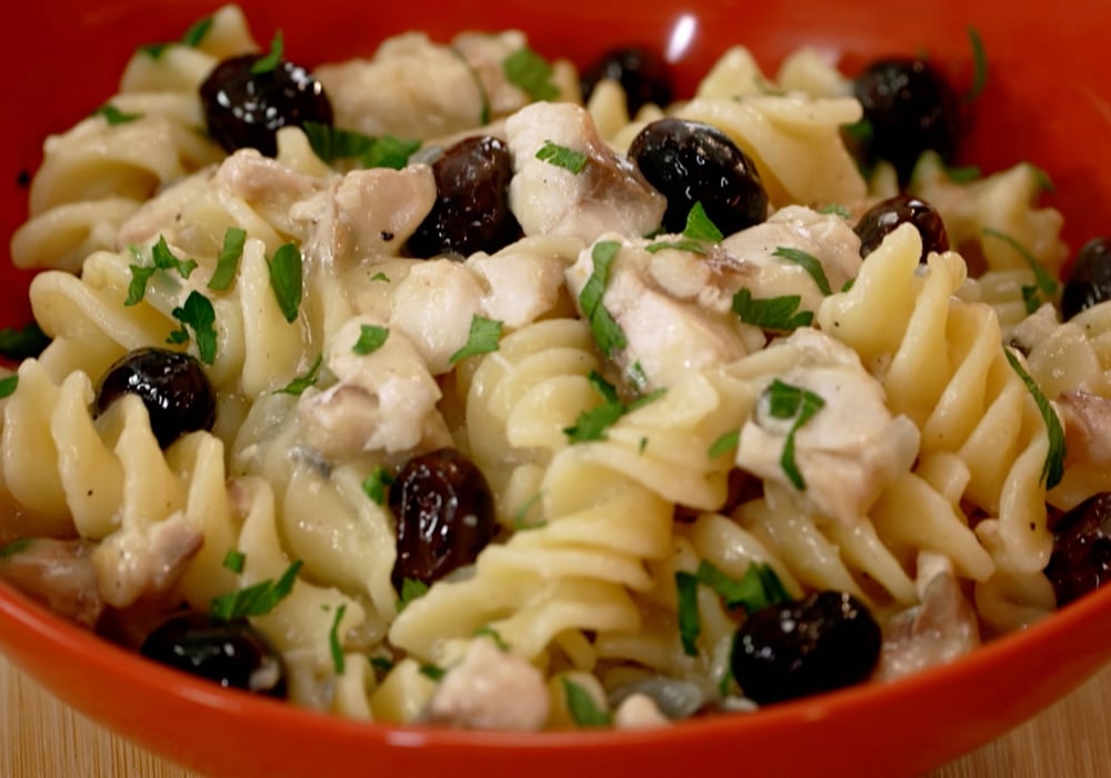 pasta con sgombro, crema di patate e olive