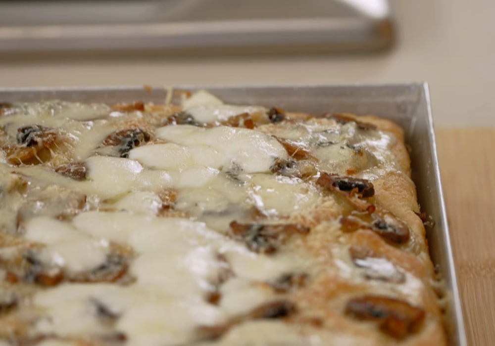 pizza in teglia ai 4 formaggi con funghi