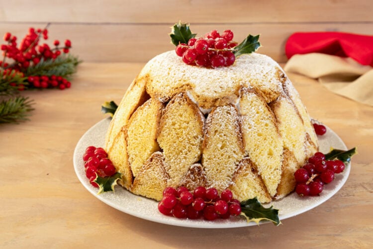 Zuccotto di pandoro ripieno di gelato
