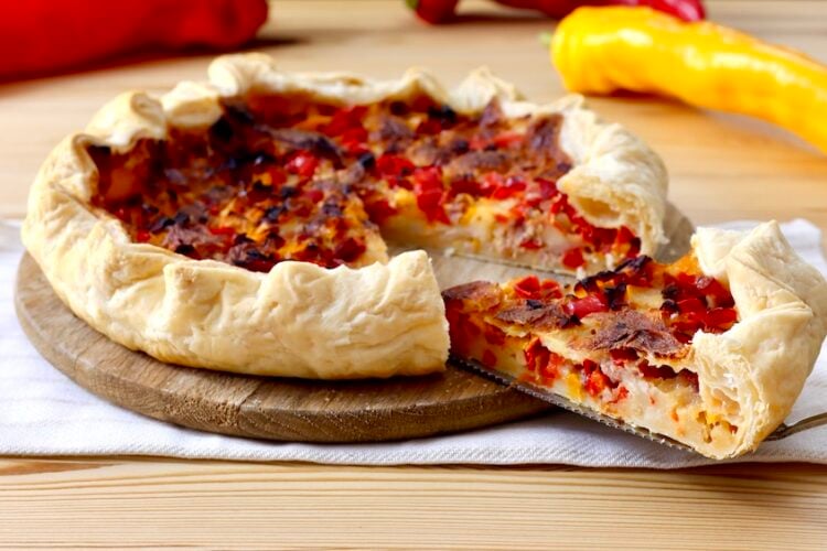 Torta salata peperoni e mozzarella