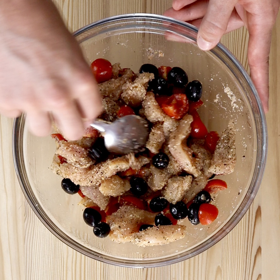 Straccetti di pollo con pomodorini e olive in friggitrice ad aria - Step 4