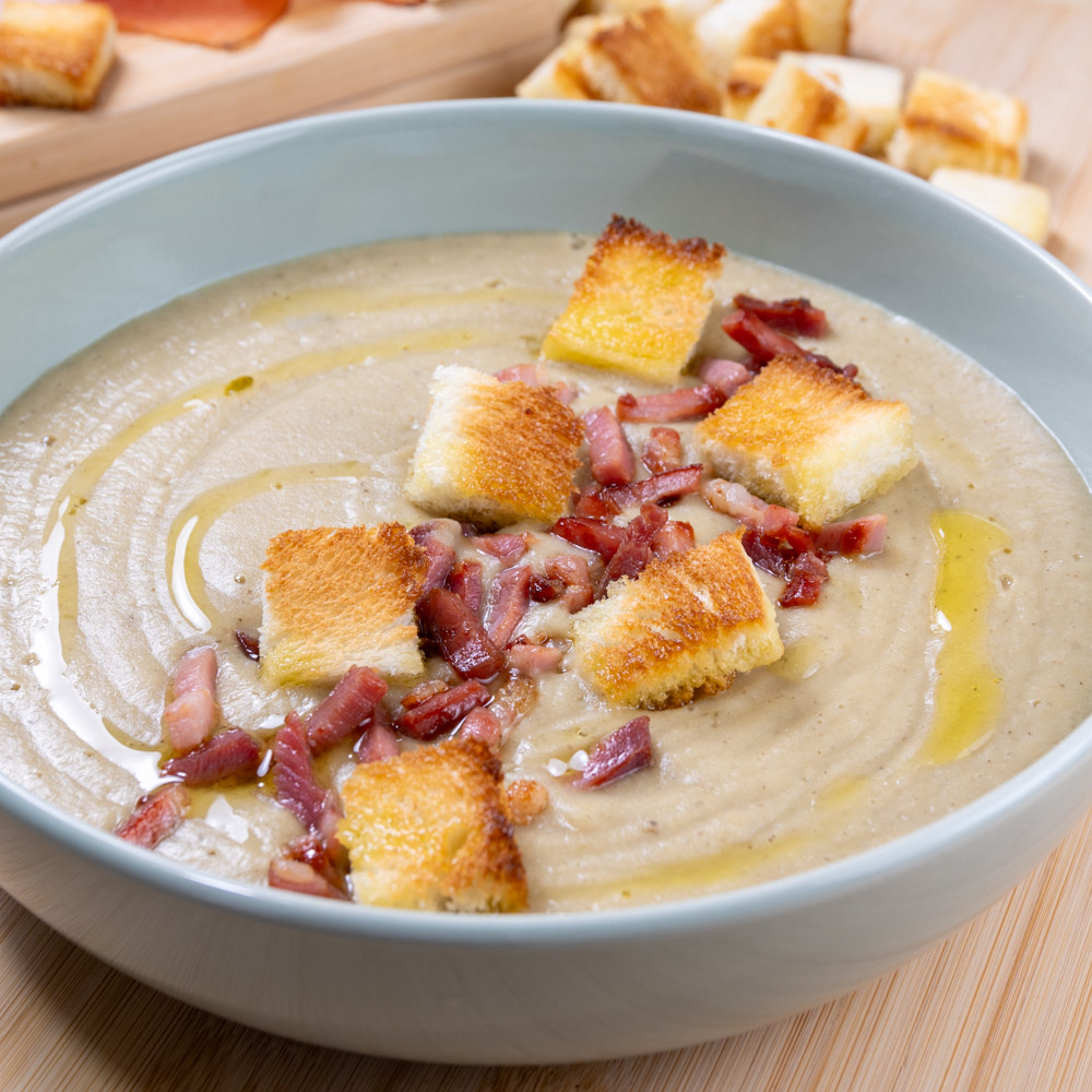 vellutata di ceci e funghi con speck e crostini