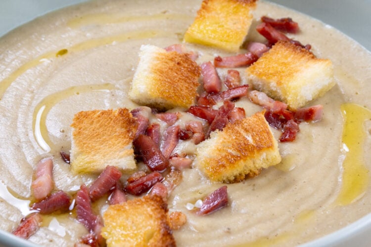 vellutata di ceci e funghi con speck e crostini