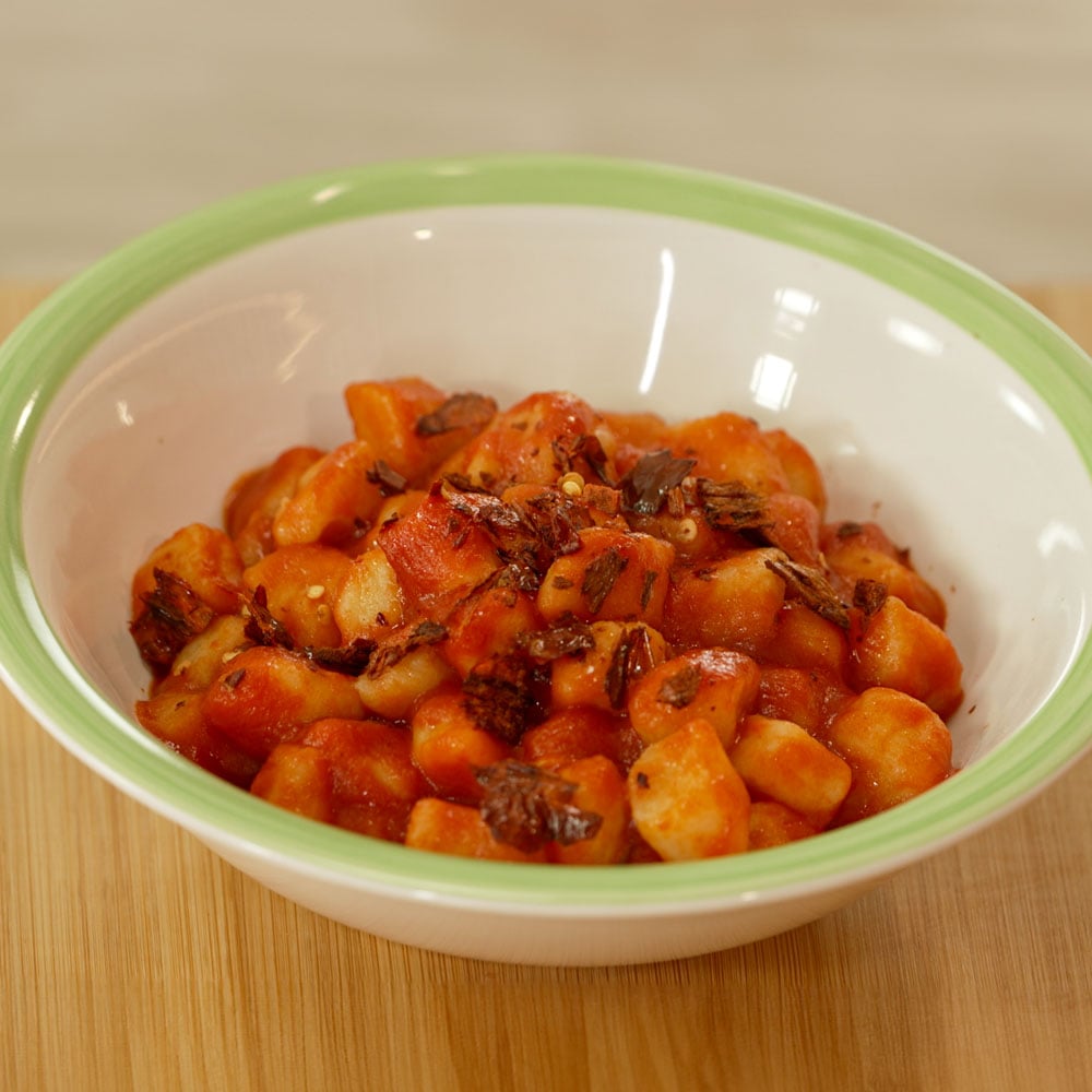 gnocchi al pomodoro con peperoni cruschi