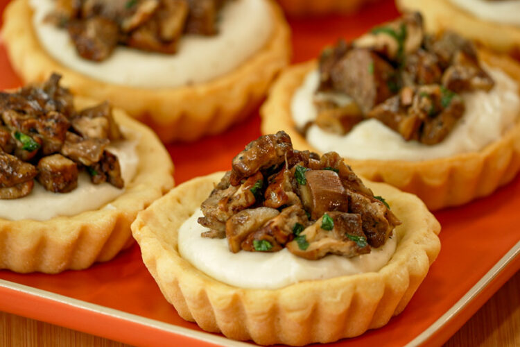 tartellette con crema di formaggio e funghi