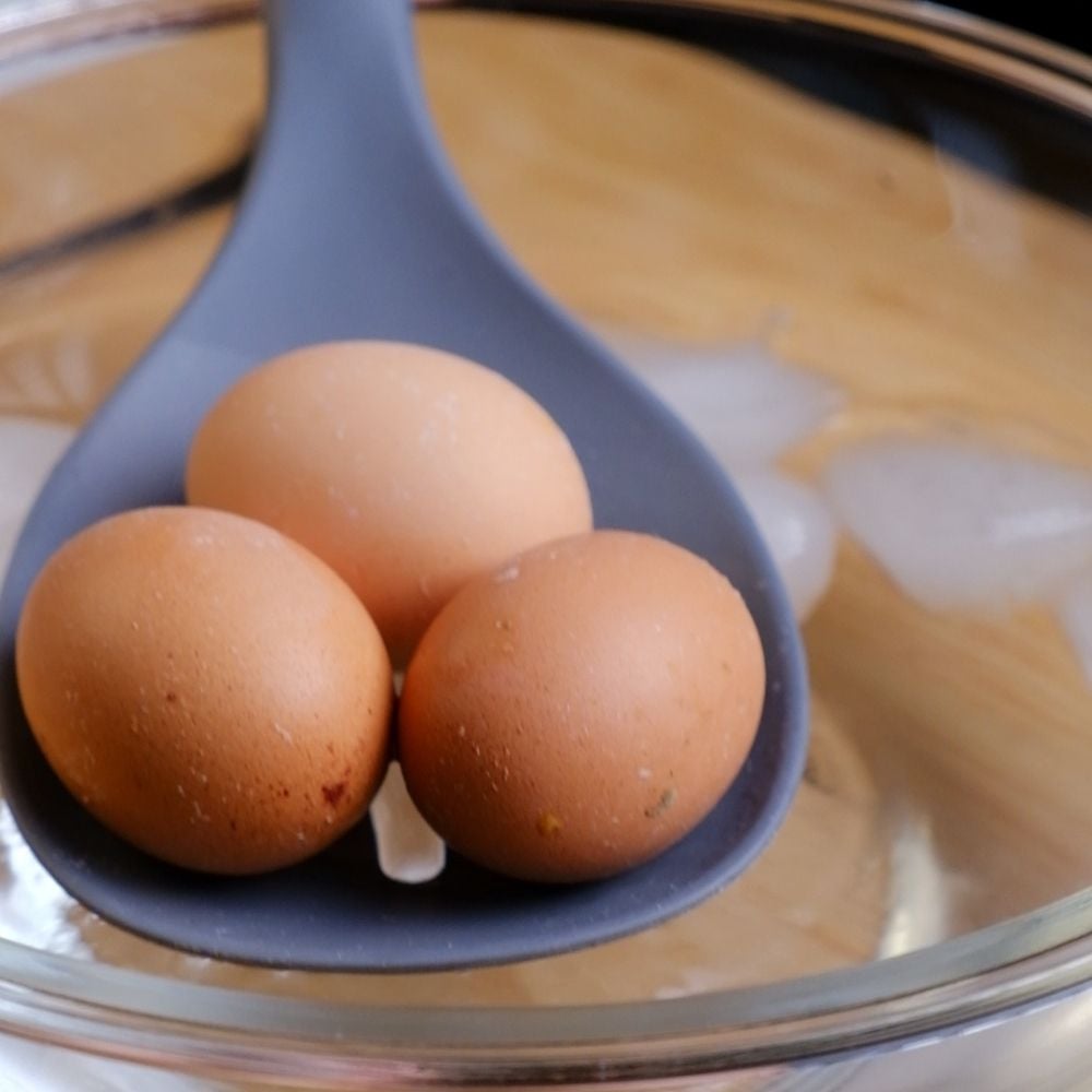 Alipis Vassoio per Uova alla Diavola in Ceramica: Piatto per Uova da 12 Tazze Piatti per Uova alla Diavola di Pasqua Contenitore Portauova Piatto per Uova in Porcellana Tazza da Tavolo