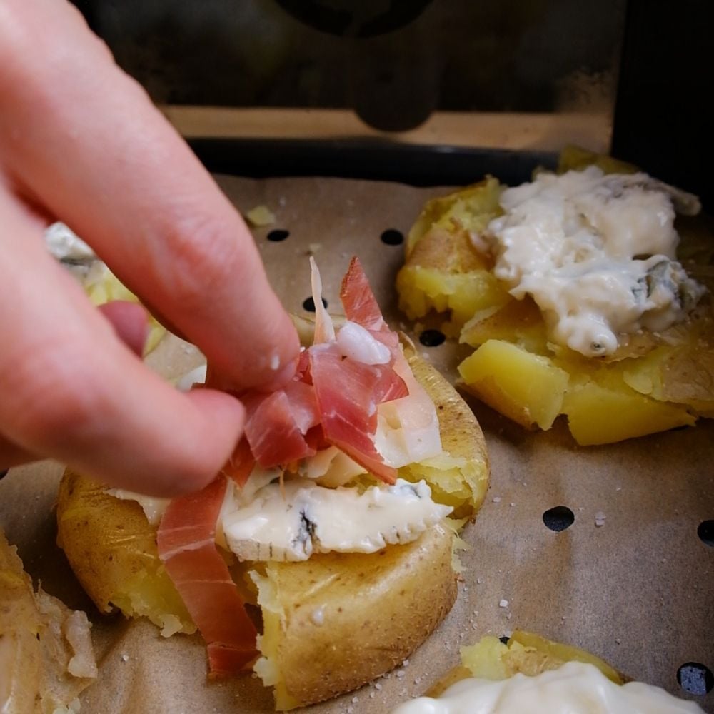 Patate schiacciate gorgonzola e speck - Step 5