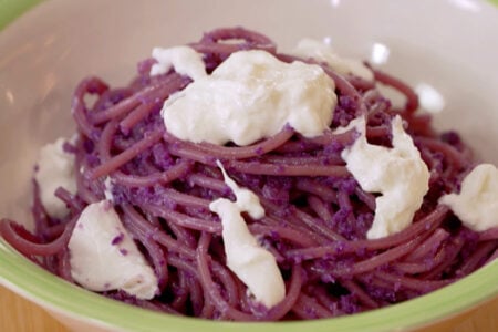Spaghetti al cavolo viola con burrata