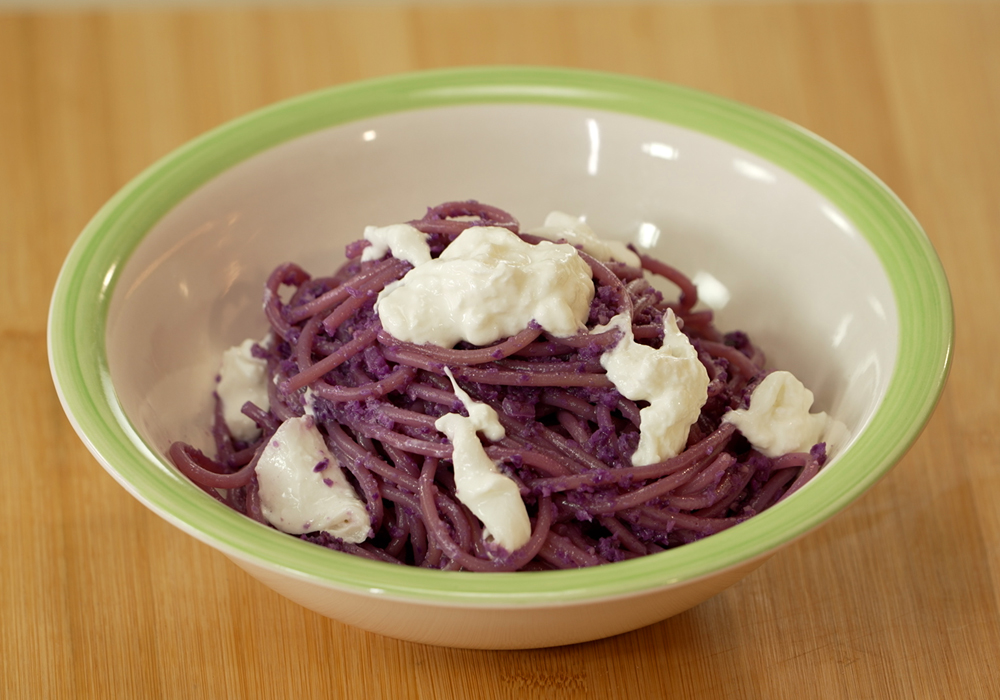 spaghetti al cavolo viola con burrata