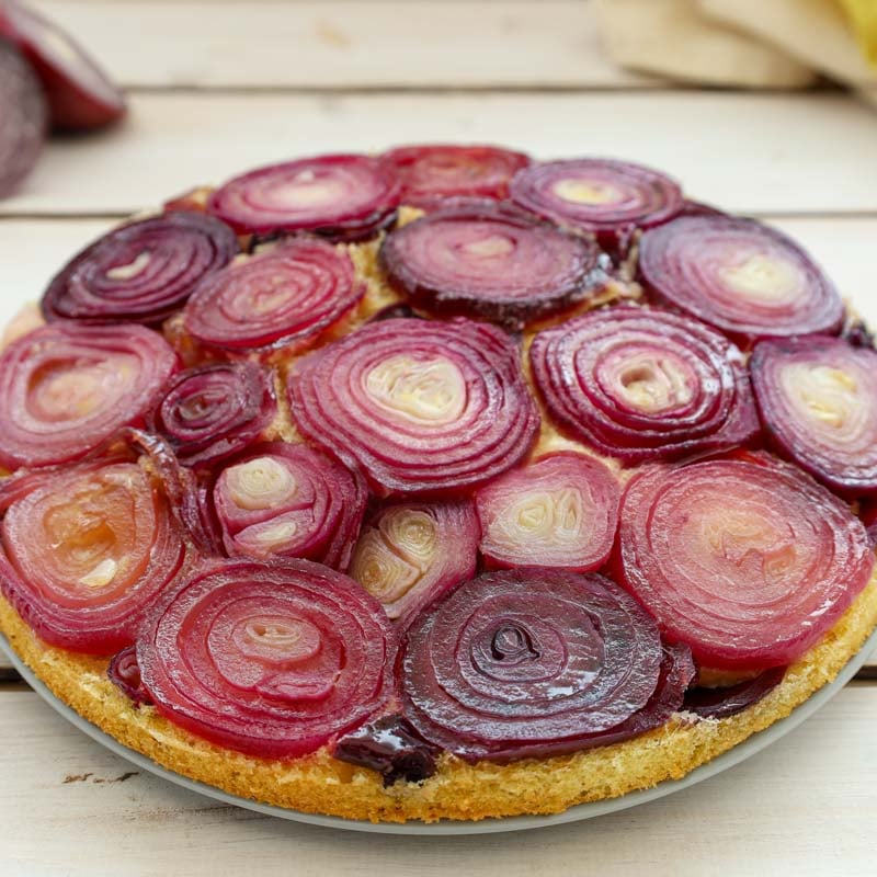 torta rovesciata di cipolle rosse e tonno