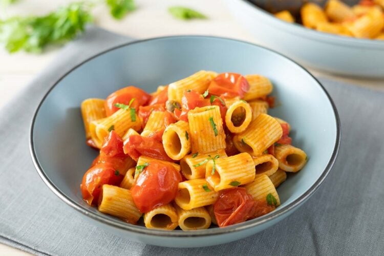 pasta con alici e pomodorini