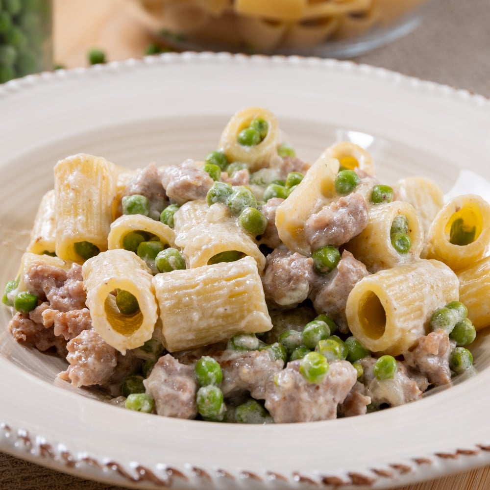 pasta con piselli robiola e salsiccia