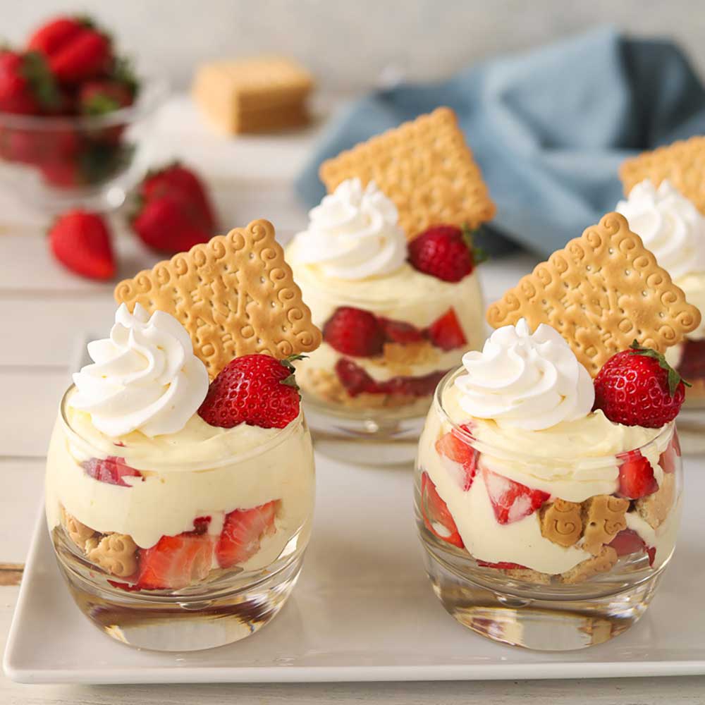 bicchieri di crema diplomatica vaniglia e fragole