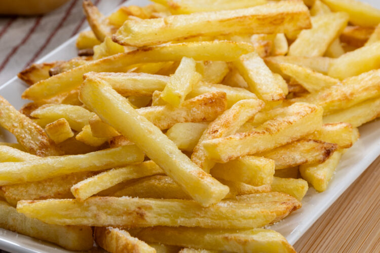 patatine fritte in friggitrice ad aria