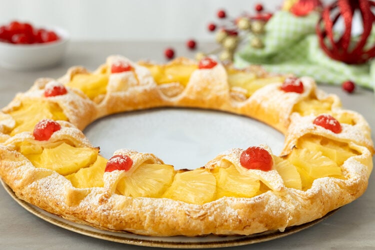Ghirlanda di sfoglia con crema e ananas