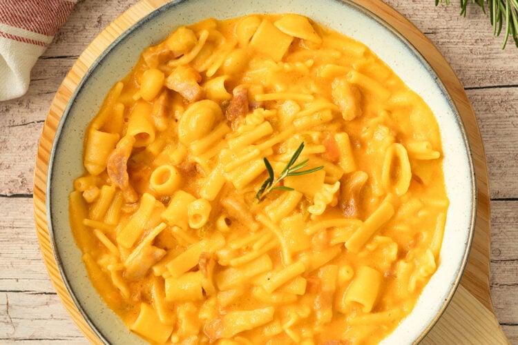 pasta patate provola e stick di guanciale