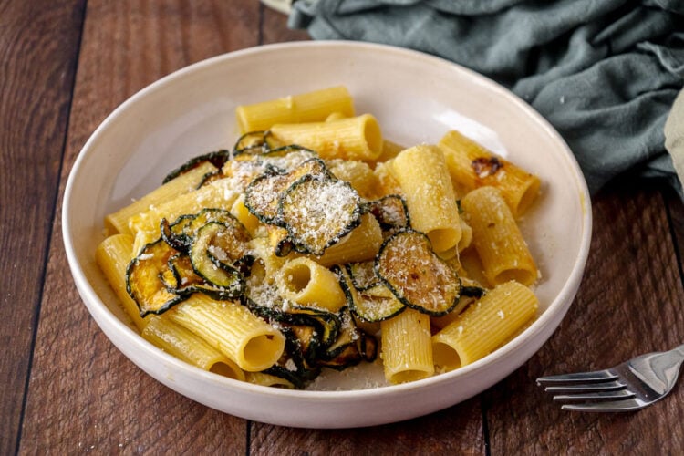 Pasta con le zucchine fritte