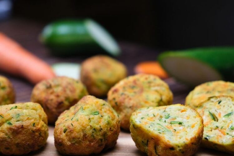 Polpette di zucchine e carote in friggitrice ad aria