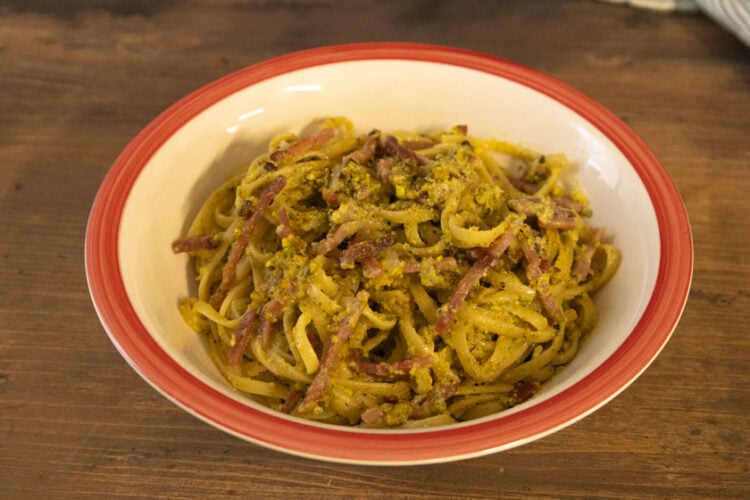Pasta con pesto di pistacchi e speck