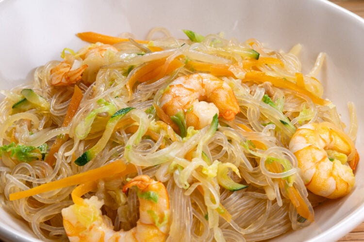 Spaghetti di soia verdure e gamberi