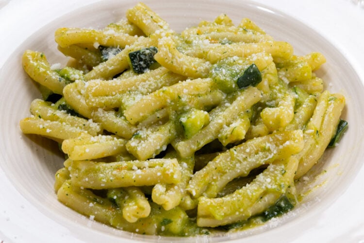 Pasta fiori di zucca e zucchine cremosa