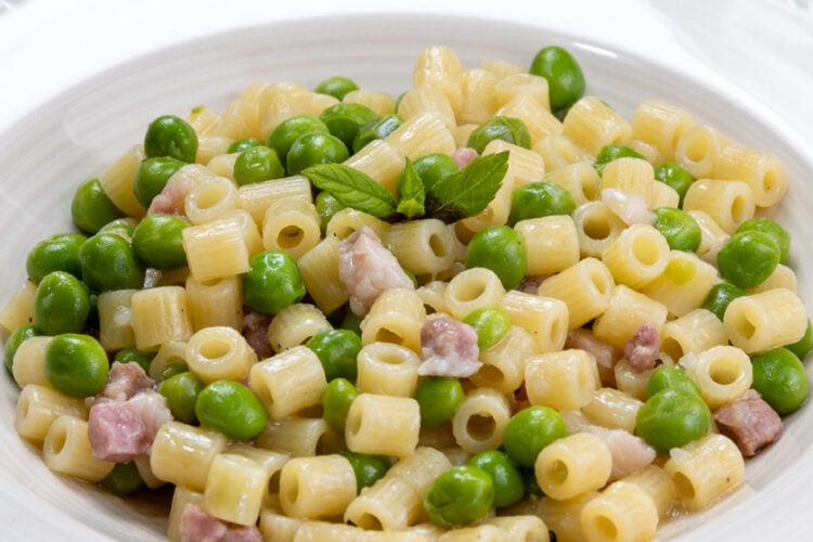 Pasta e piselli alla napoletana