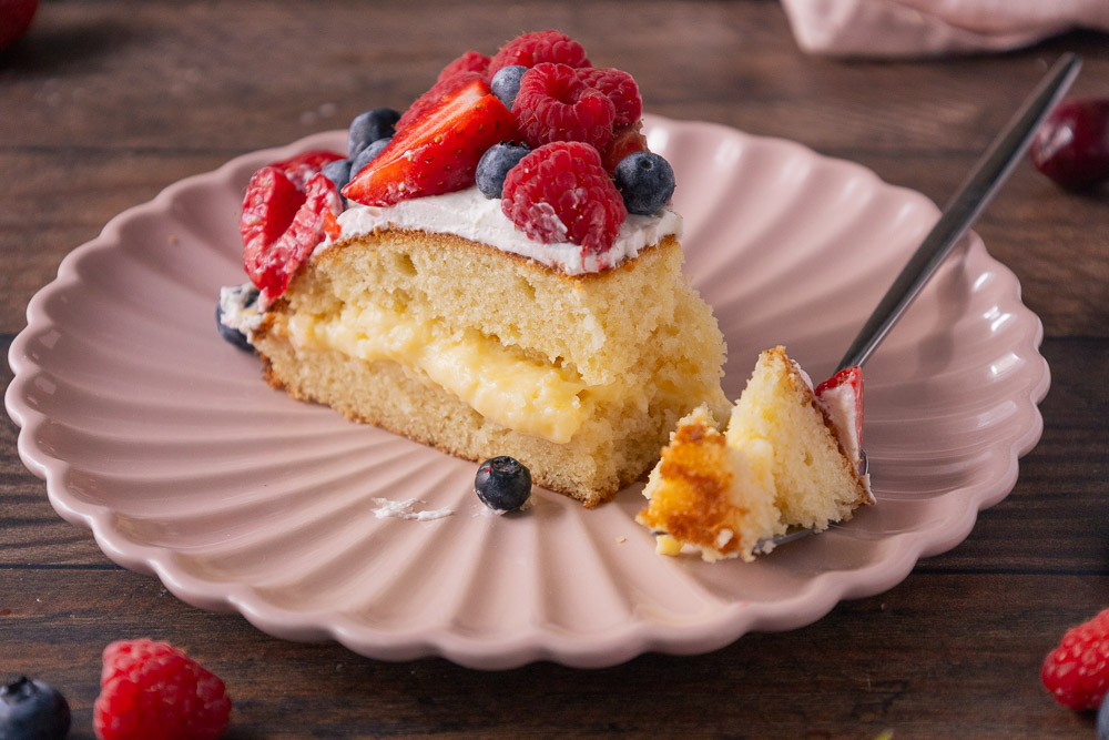 torta con frutti di bosco