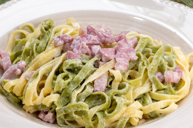 Tagliatelle paglia e fieno