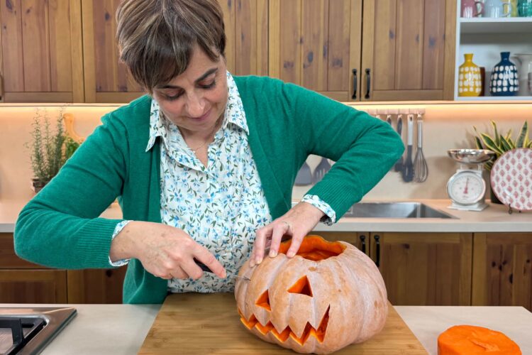 pantofole in pile comode a tema Halloween per donna con motivi di zucca