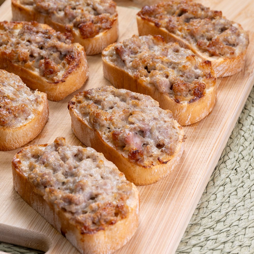 crostini salsiccia e stracchino