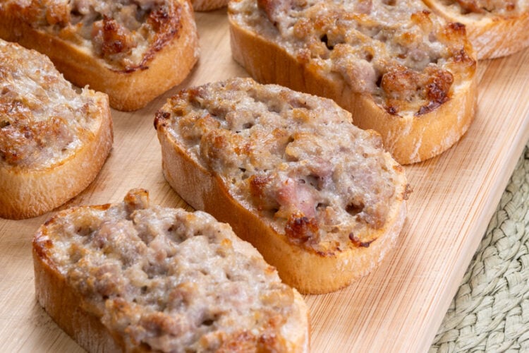 Crostini salsiccia e stracchino