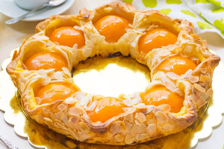 Corona di pasta sfoglia con crema e pesche
