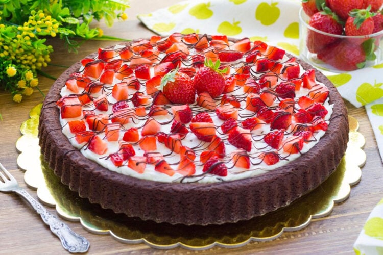 Crostata morbida cioccolato panna e fragole