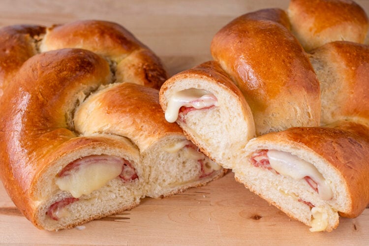 Treccia di pan brioche farcita