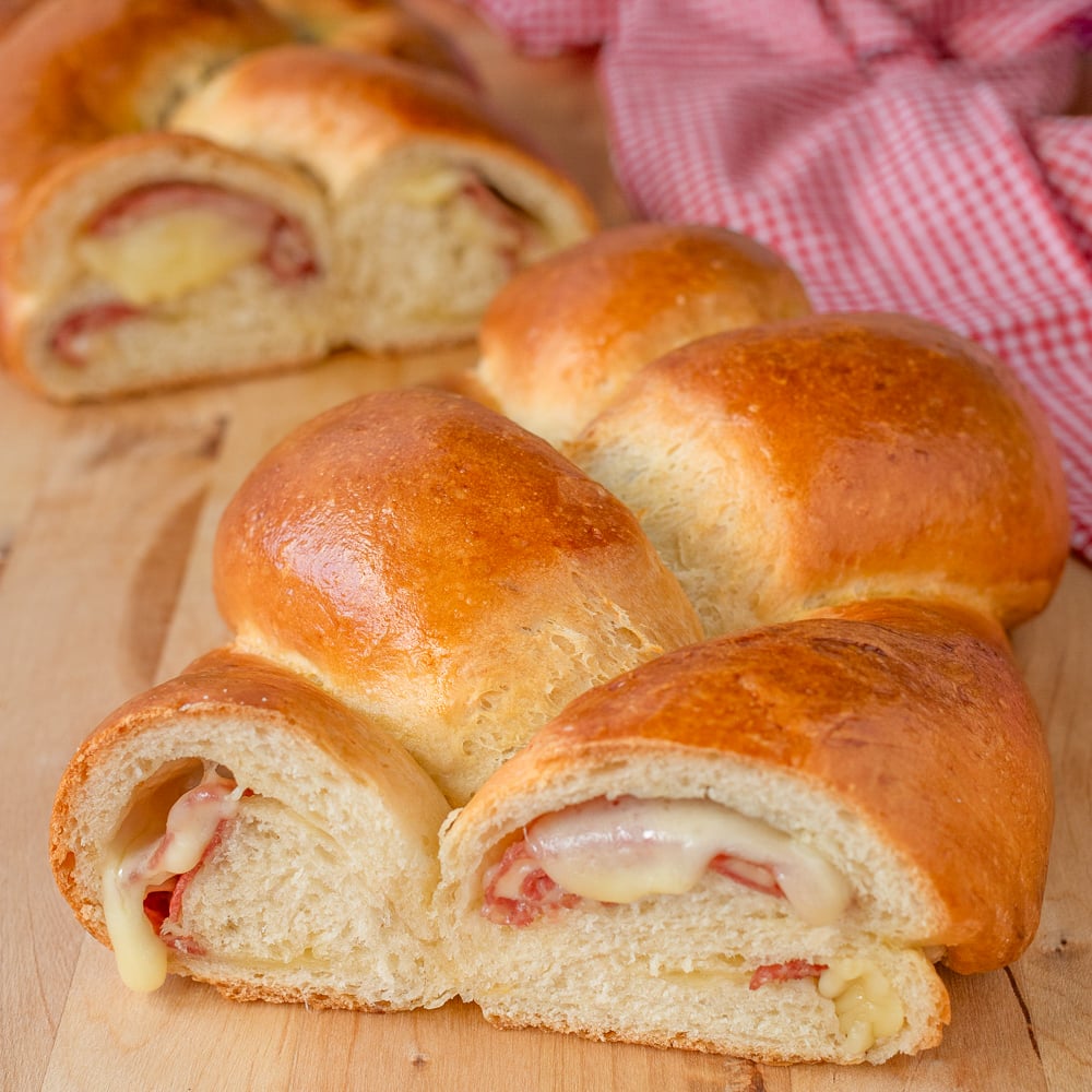 treccia di pan brioche farcita