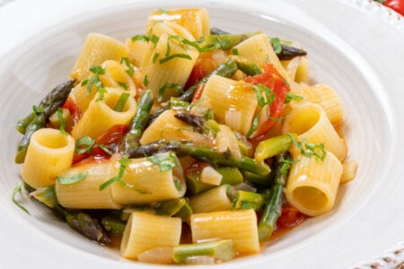 Pasta con gli asparagi e pomodorini