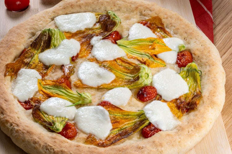 Pizza ai fiori di zucca