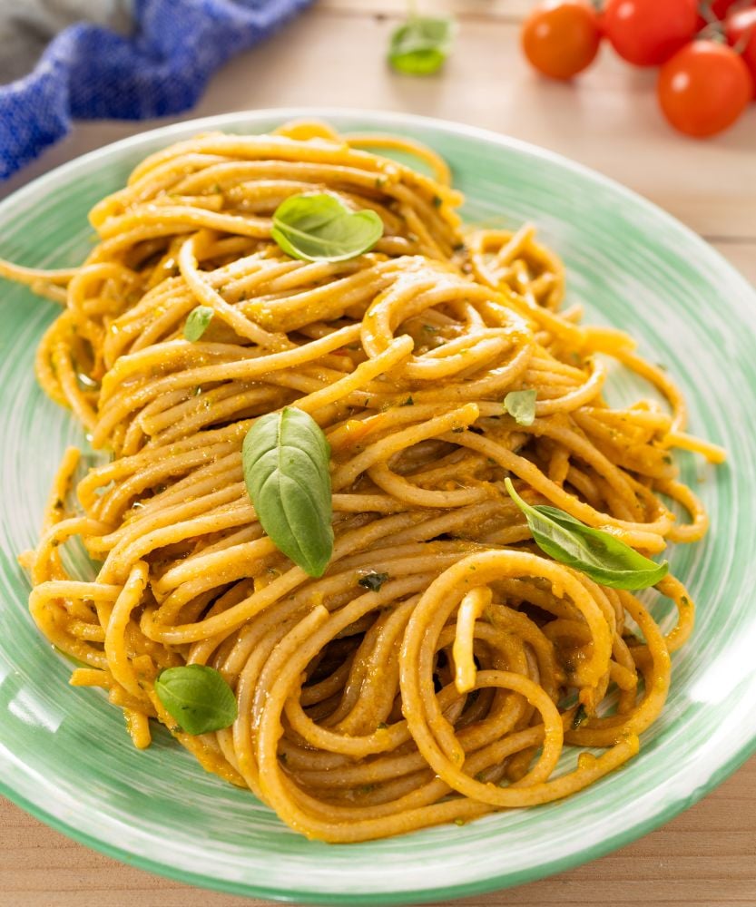spaghetti con crema di zucchine e pomodorini