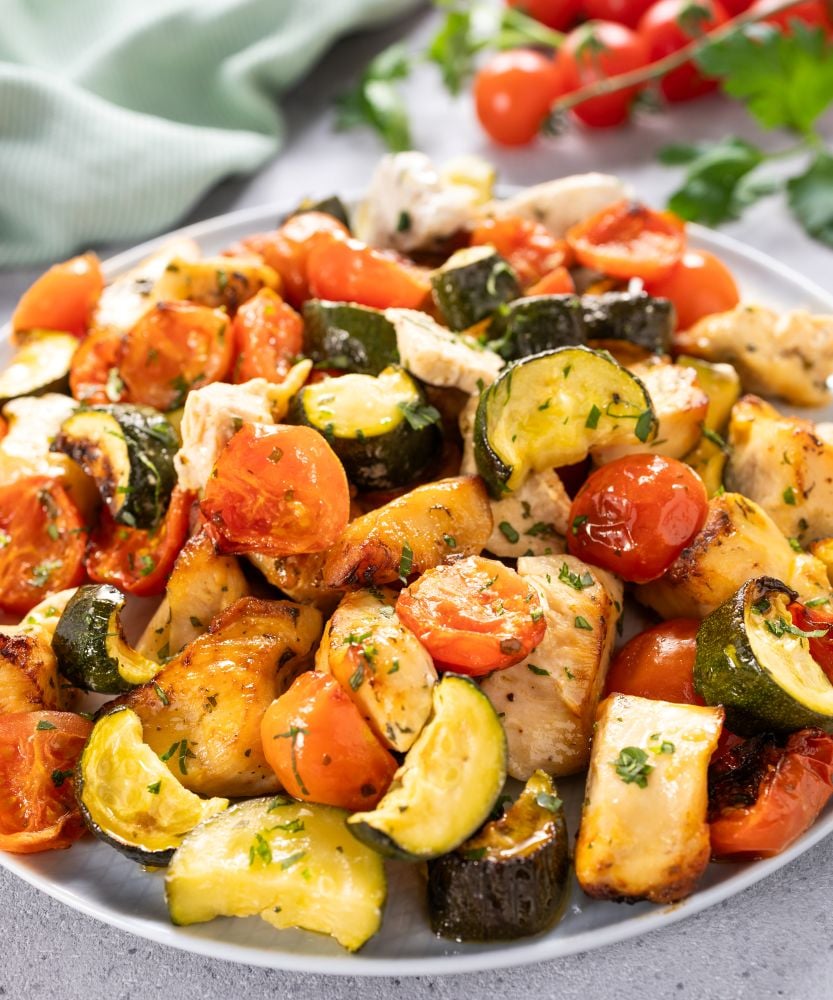 bocconcini di pollo con zucchine e pomodorini